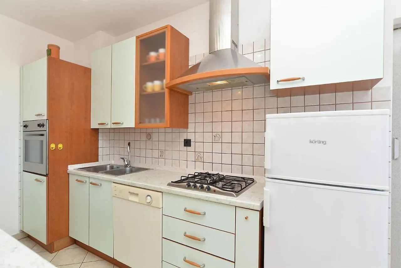 Apartments Emil 596 Štinjan