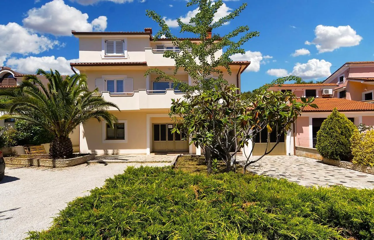 Apartments Emil 596 Stinjan Croatia