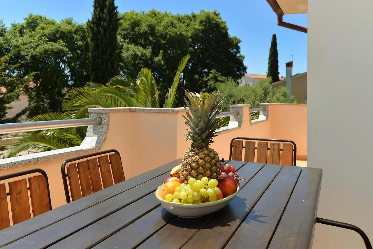 Apartments Emil 596 Stinjan Croatia
